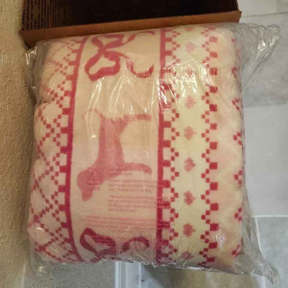Victoria’s Secret PINK x LoveShackFancy Cozy Plush Fleece Throw Blanket - Picture 4 of 4